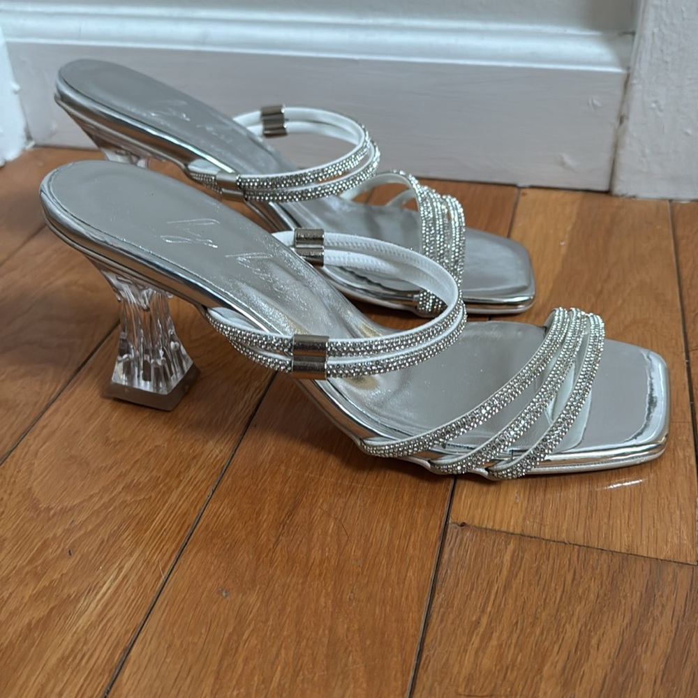 Women's Silver Heels - Picture 5 of 6